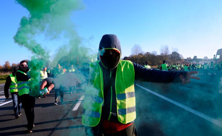 حراك السترات الصفراء يواصل التعبئة لمظاهرات أكبر