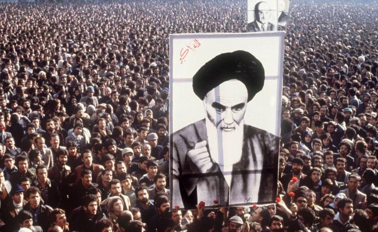 إيرانيون يرفعون صورة الخميني عام 1979