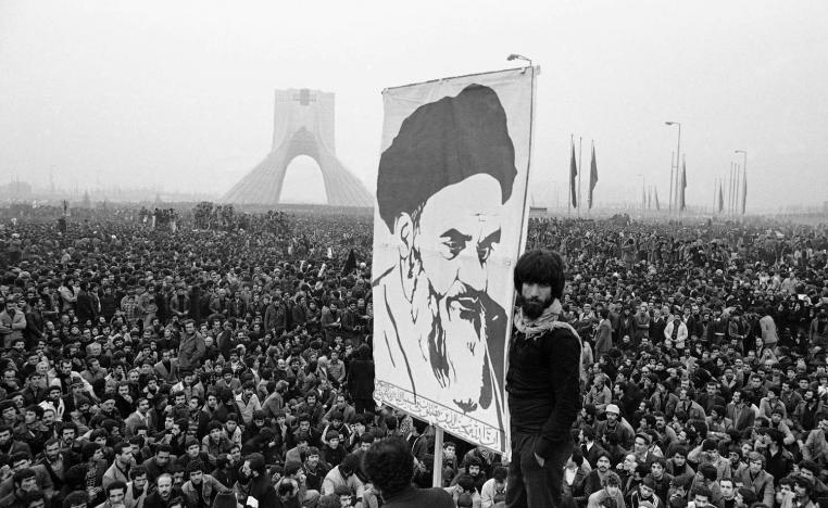 متظاهرون في طهران في 1979 يرفعون صورة الخميني