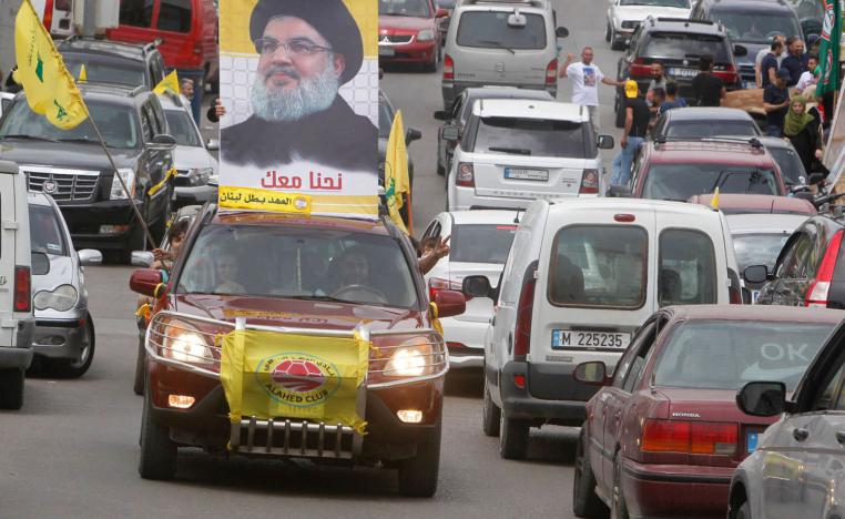 لبنانيون يرفعون صورة لحسن نصرالله على سيارة