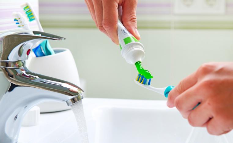 غسل الأسنان