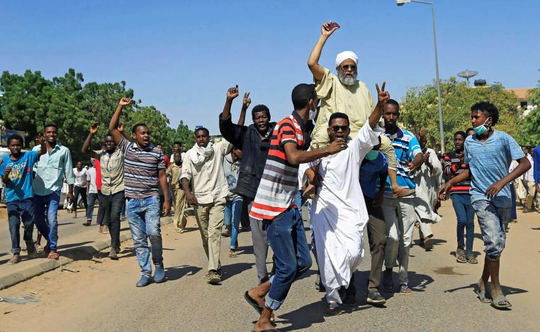 متظاهرون سودانيون في الخرطوم احتجاجا على سياسات البشير
