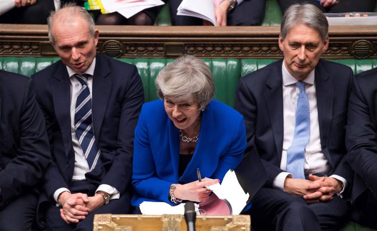رئيسة الوزراء البريطانية تيريزا ماي تتنفس الصعداء بعد نكسة الثلاثاء