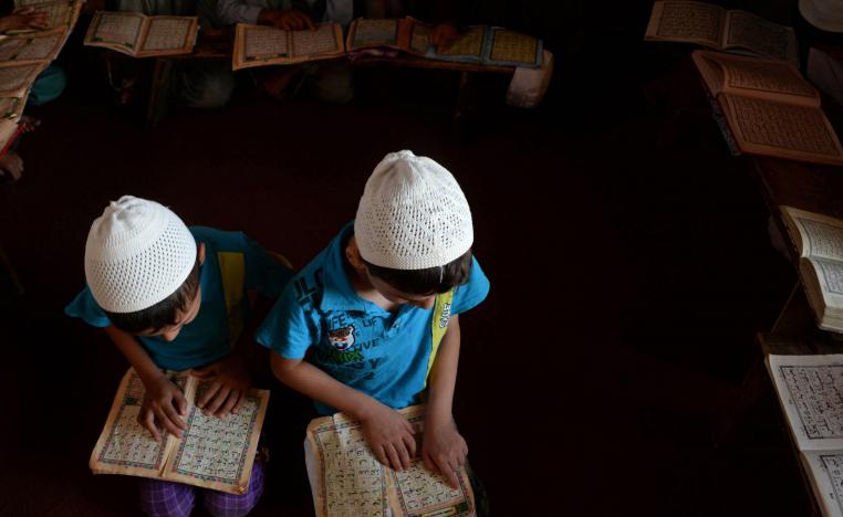 أطفال منقطعون عن الدراسة مجتمعون في ظروف سيّئة 