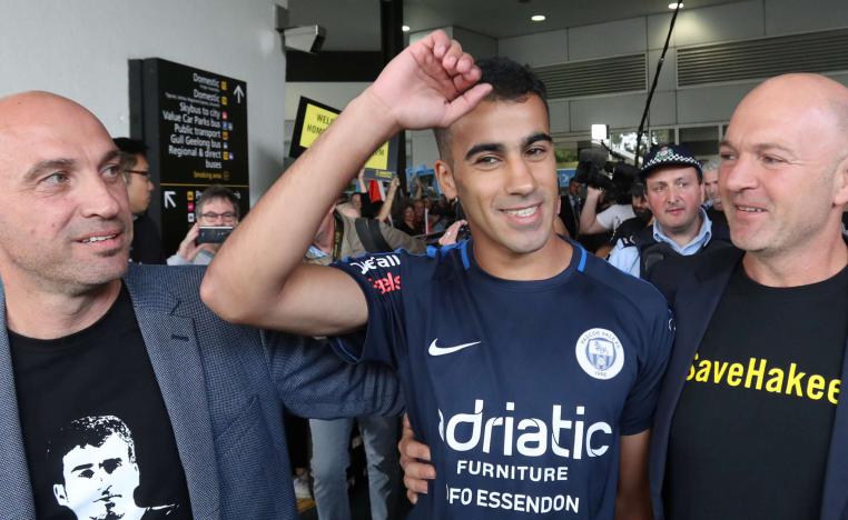 حكيم العريبي  محاطا بمسانديه بعيد وصله الى استراليا