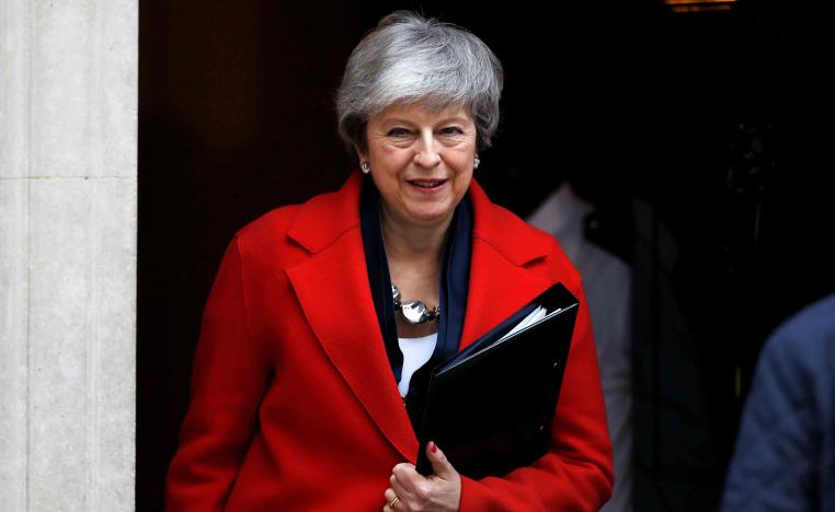 ماي تصرع الزمن للخروج بأخف الأضرار