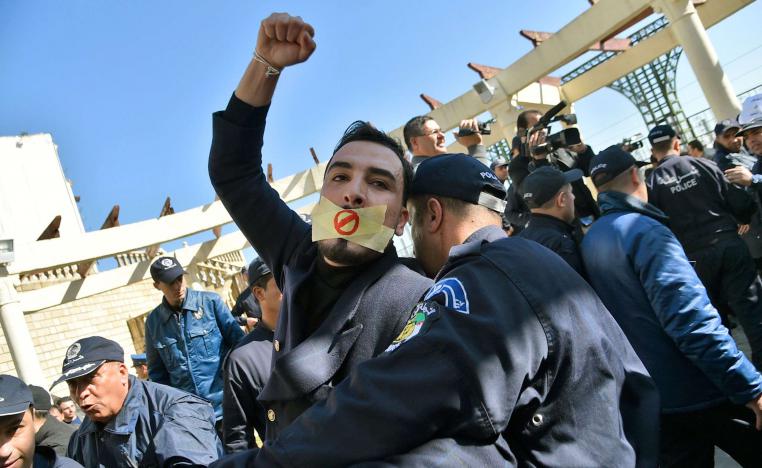 صحفيون جزائريون يحتجون