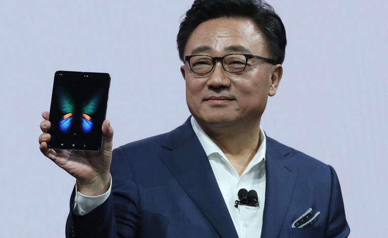 د.ج. كوه الرئيس التنفيذي لسامسونغ إلكترونيكس يعرض هاتف غالاكسي فولد