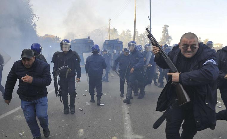 قوات الامن الجزائرية تطارد محتجين