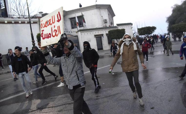 جزائريون يتظاهرون ضد ترشيح الرئيس الجزائري عبدالعزيز بوتفليقة لعهدة خامسة