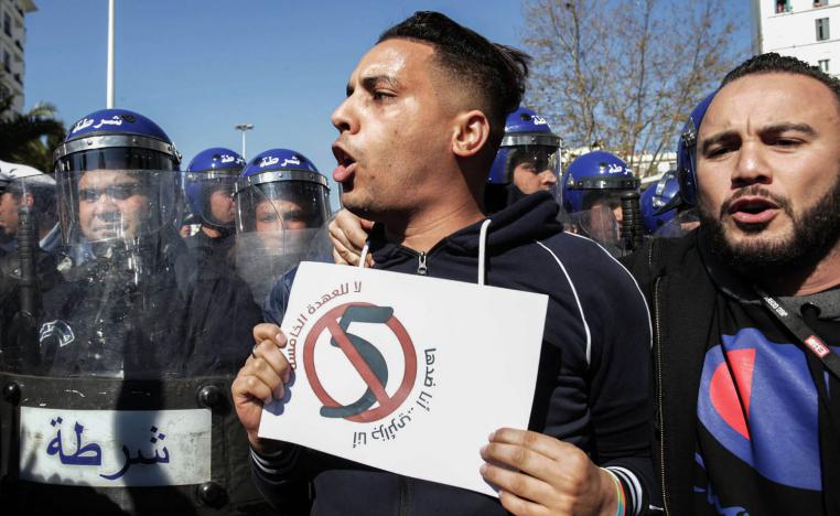 جزائريون يتظاهرون ضد ترشيح الرئيس الجزائري عبدالعزيز بوتفليقة لعهدة خامسة