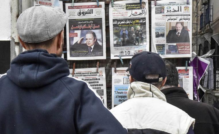 جزائريون يطالعون الصفحات الأولى لجرائد تعلن ترشح الرئيس