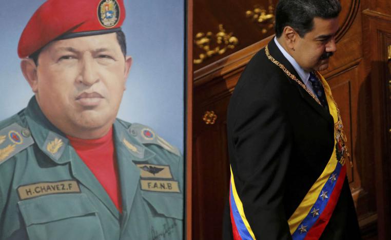 الرئيس الفنزويلي نيكولا مادورو يمر بجانب صورة للرئيس الراحل هوغو تشافيز