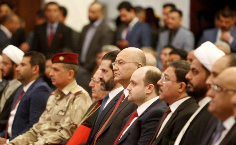 الرئيس العراقي برهم صالح يتوسط مجموعة من السياسيين في العراق في حفل ببغداد