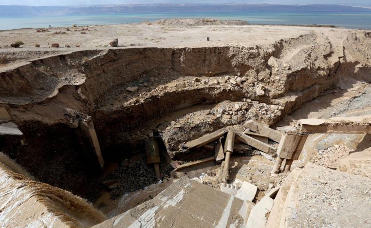 أثار السيول على حاجز كونكريتي بالقرب من البحر الميت