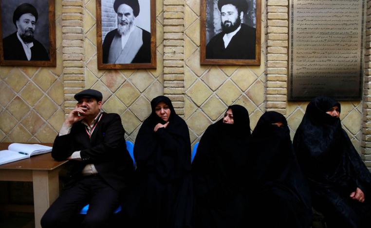 زوار لبيت الخميني في النجف في ذكرى الثورة الإيرانية