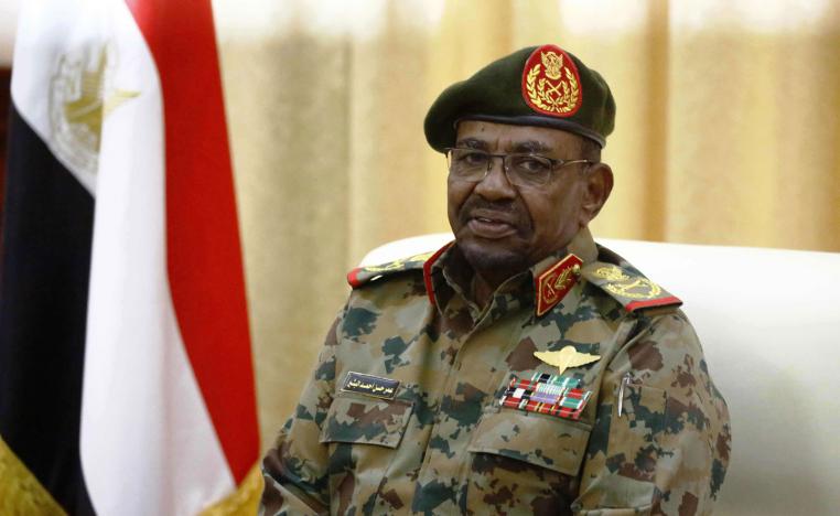الرئيس السوداني عمر البشير القادم للسلطة بانقلاب عسكري يخشى رحيله بانقلاب عسكري