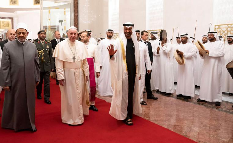 الحبر الأعظم البابا فرنسيس يتوسط الشيخ محمد بن زايد آل نهيان ولي عهد أبوظبي وشيخ الأزهر أحمد الطيب