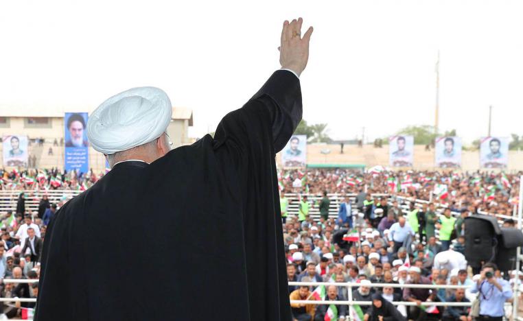 الرئيس الإيراني حسن روحاني يلوح لحشد يحتفل بذكرى الثورة الإيرانية