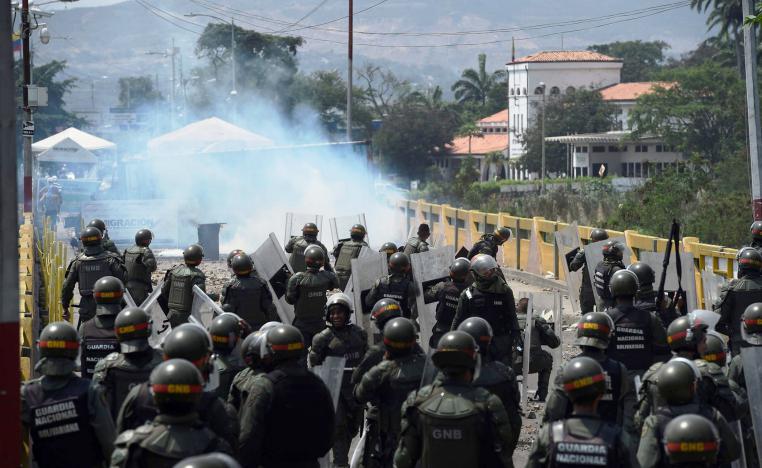 قوات فنزويلية تمنع دخول مساعدات دولية عالقة على الحدود مع كولومبيا