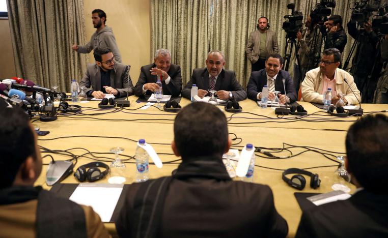 كل طرف قدّم قائمة بأسماء 8 الاف سجين