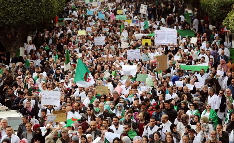 المحتجون ضد الرئيس الجزائري عبدالعزيز بوتفليقة