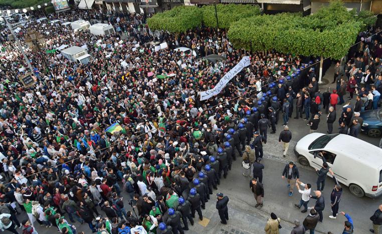 الجزائريون يحتجون ضد ترشح بوتفليقة لولاية خامسة