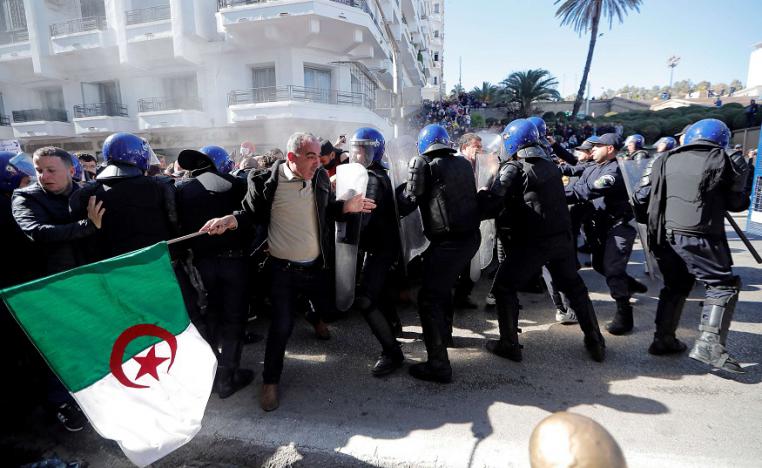 محتجون ضد بوتفليقة