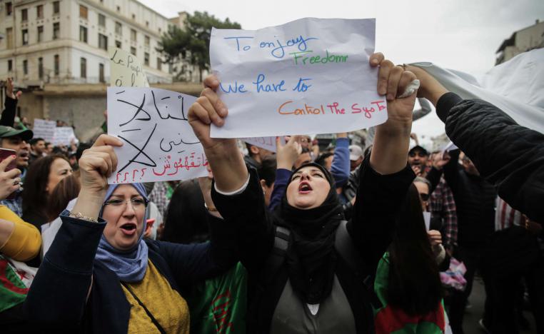 الجزائريون يحتجون ضد بوتفليقة