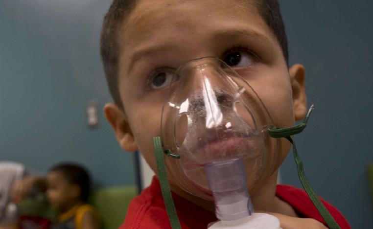 طفل مصاب بالربو يستعمل جهاز تنفس