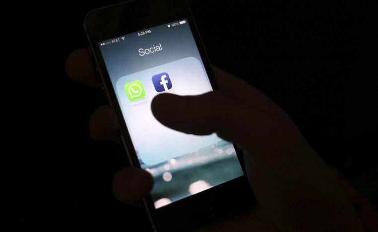 هاتف ذكي يظهر على شاشته موقعا فيسبوك وواتساب