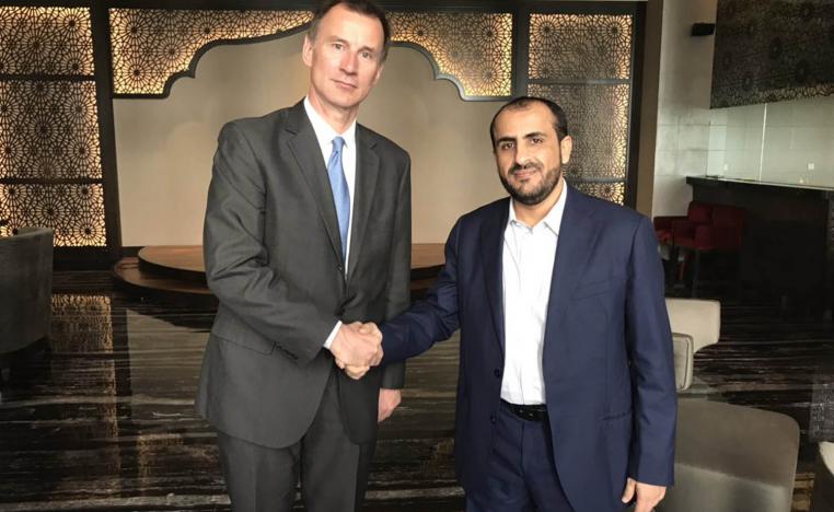 وزير الخارجية البريطاني جيرمي هانت يصافح المتحدث باسم الحوثيين محمد عبدالسلام خلال لقائهم في مسقط