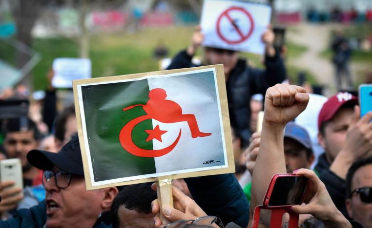 متظاهرون يحتجون على ترشيح بوتفليقة نفسه لعهدة رئاسية خامسة