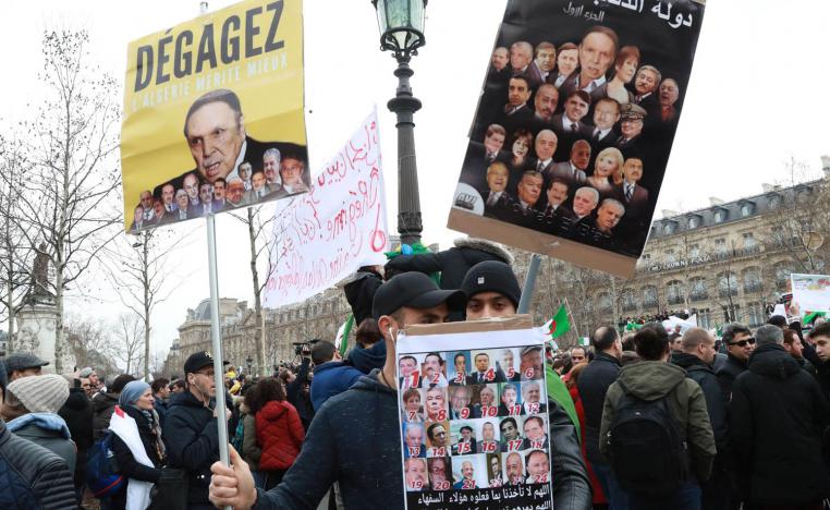 تظاهرة لجزائريين في باريس تطالب بمنع الرئيس بوتفليقة من الترشح