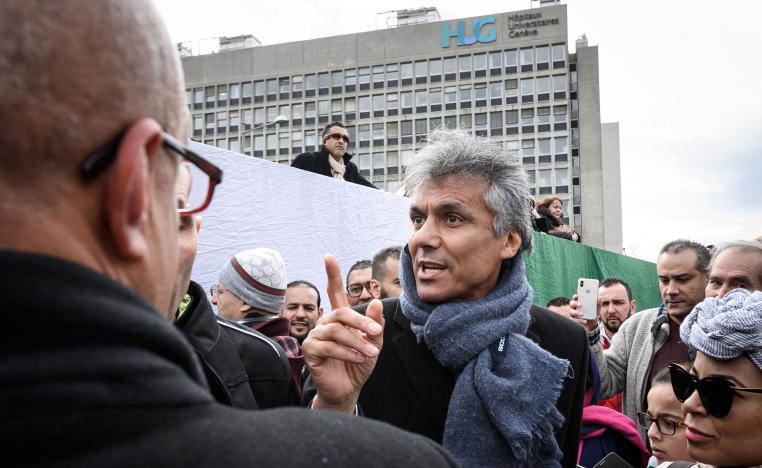 رشيد نكاز أمام المستشفى الجامعي بجنيف