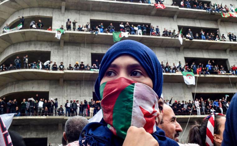 جزائرية وسط حشد من المحتجين ضد ترشيح بوتفليقة