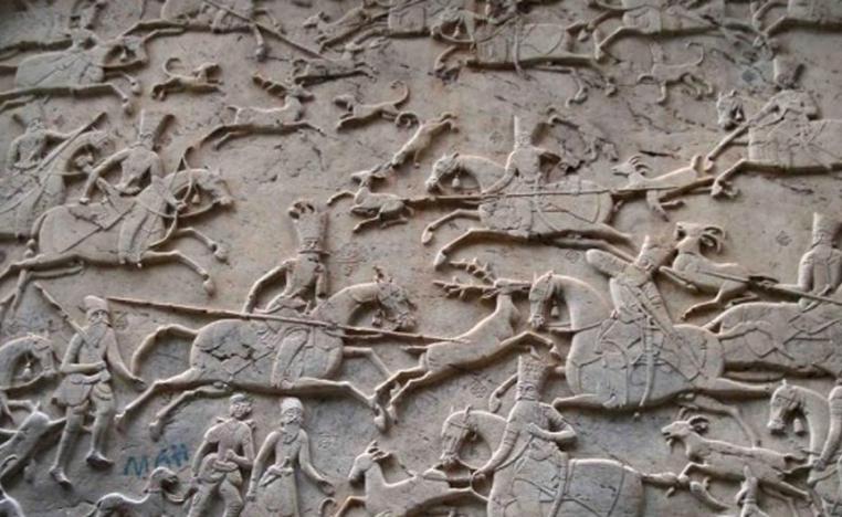 الحاضر يشعر الشاعر بالغربة