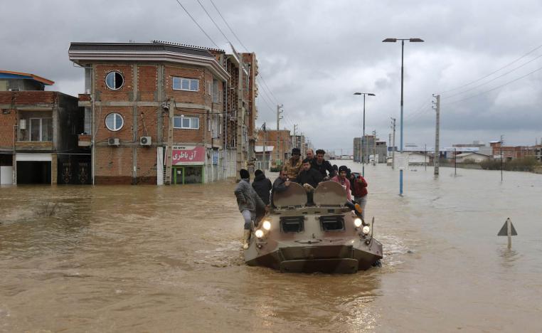 مدرعة تنقل إيرانيين بعد فيضان في مقاطعة غولستان
