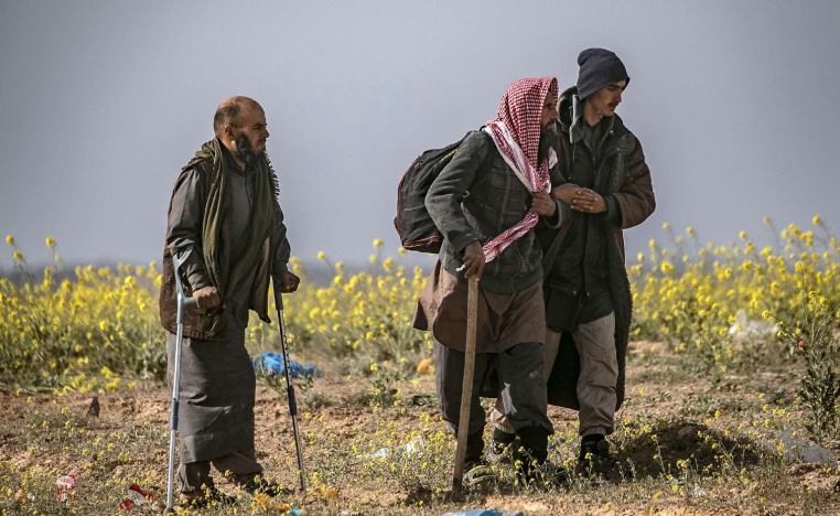 Civilians who streamed out of the Islamic State group's last Syrian stronghold walk towards a screening point for new arrivals run by US-backed Syrian Democratic Forces outside Baghouz in the eastern Syrian Deir Ezzor province on March 5, 2019.