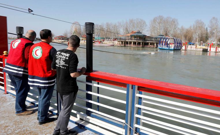 رجال الانقاذ في الموصل عند موقع غرق العبارة