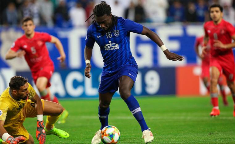 حارس الدحيل يحاول التصدي لمهاجم الهلال