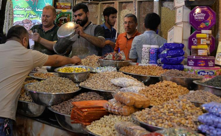 مكسرات في سوق شعبية 