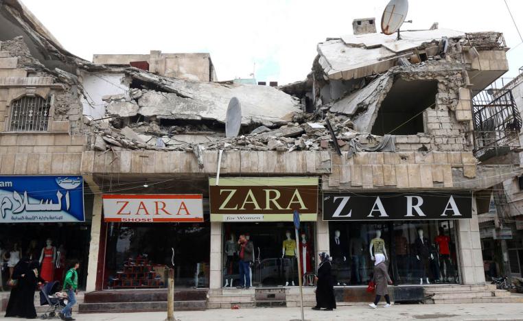 مارة أمام دكاكين عادت للعمل في منبج