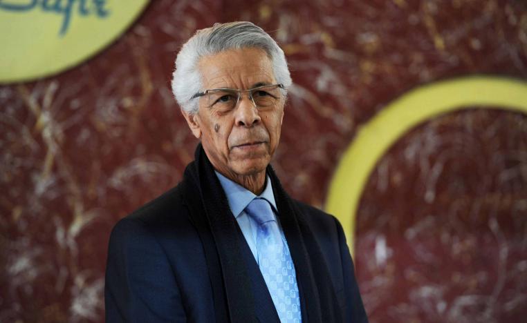 حمروش يدعو الجيش للمساهمة بوضع دستور جديد