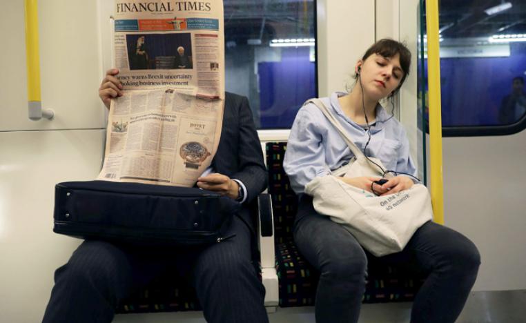 قراء فايننشال تايمز في قطار الانفاق