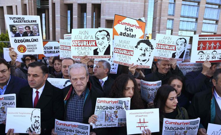 قمع حكومة أردوغان لحرية التعبير تجاوز الأصوات المعارضة في تركيا وطال حتى الصحفيين الأجانب 