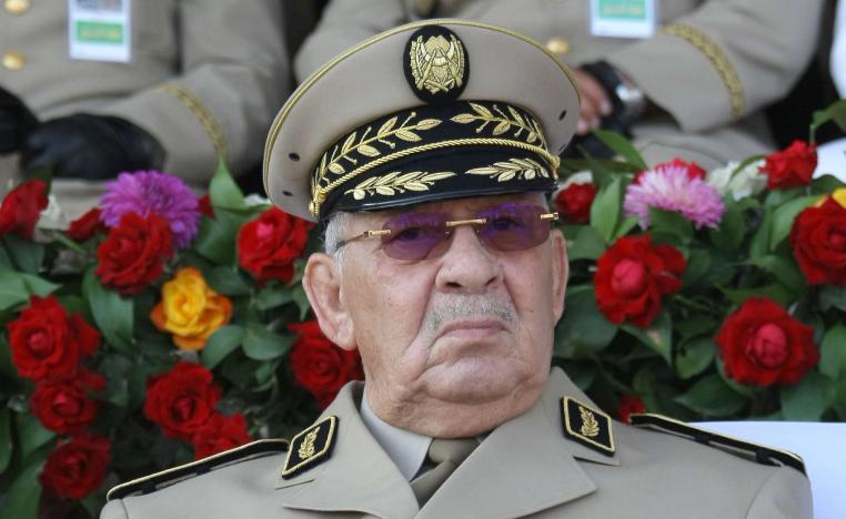 الجيش يتعهد بتلبية مطالب المحتجين