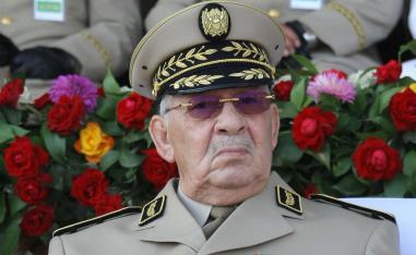 قايد صالح يحذر من محاولات دفع البلاد نحو فراغ دستوري