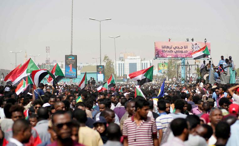 الشارع السوداني بدأ الاحتفال بانتصاره على البشير