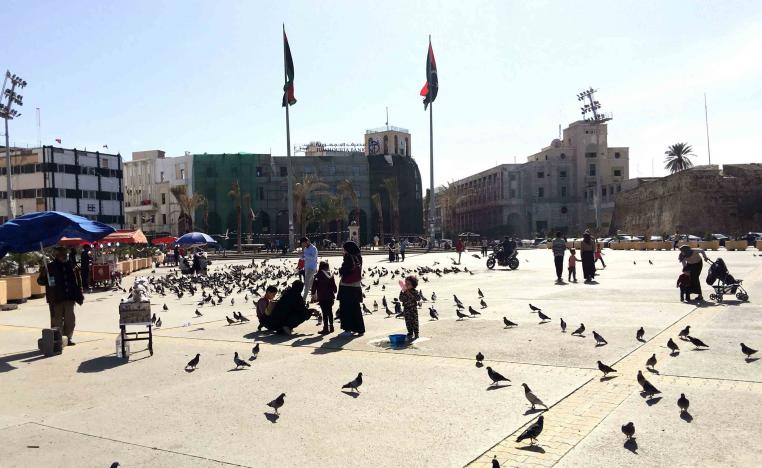 بعض سكان طرابلس يحاولون مواصلة حياتهم فيما اختار البعض الآخر الفرار